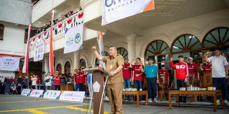 Kepala Dinas Kebudayaan, Pariwisata, Pemuda, dan Olahraga (Disbudparpora) Kota Kediri, Bambang Priambodo membuka acara perlombaan di Pondok Pesantren Wali Barokah. Foto: LINES