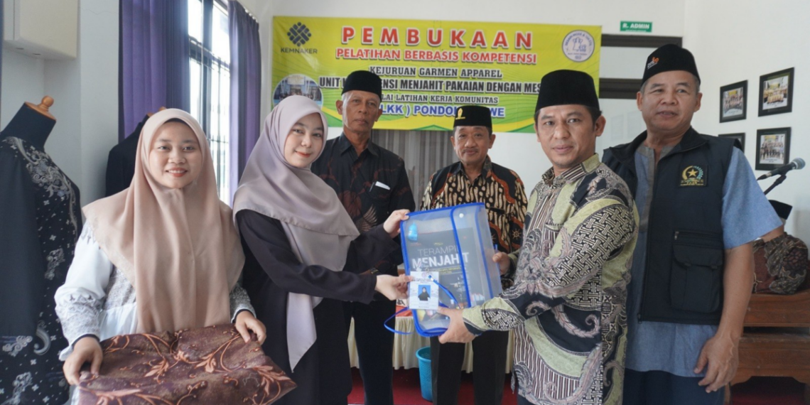 Balai Latihan Kerja Komunitas (BLKK) Miftahul Huda Blawe, Kabupaten Kediri, Jawa Timur, membekali sekitar 20 santri Pondok Pesantren Blawe dan Wali Barokah Kota Kediri keterampilan menjahit. Foto: LINES
