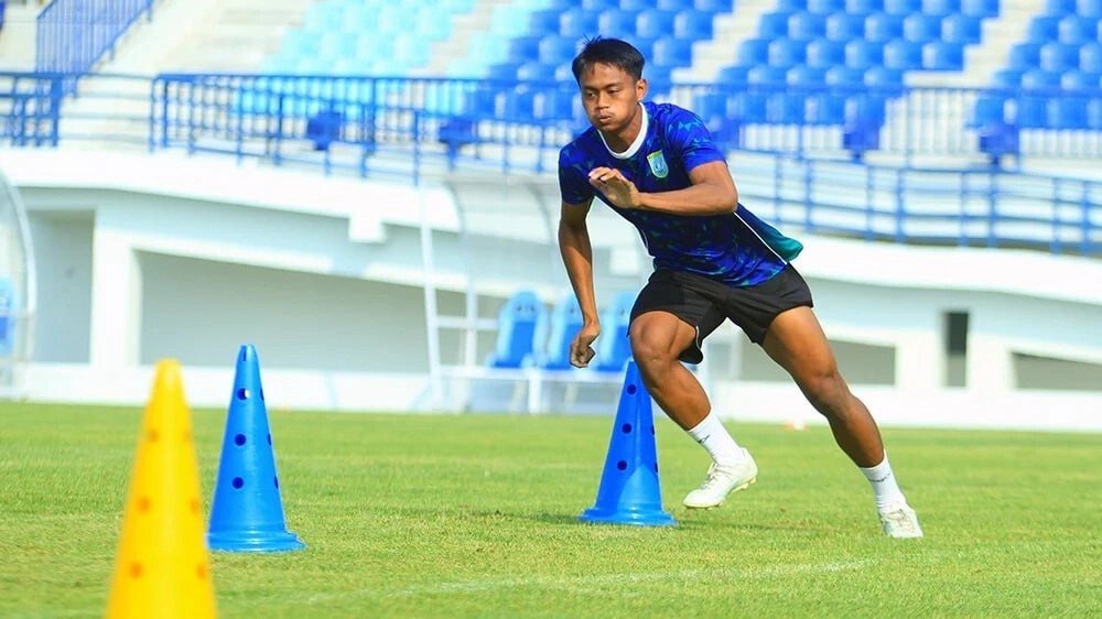 Generasi muda LDII Lamongan, Muhammad Shobrian Widyansyah, dipromosikan dari Akademi Persela ke skuad utama Persela Lamongan. Foto: LINES