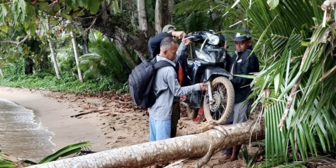 La Ode Wajidul Ahmad dan beberapa warga LDII dari Desa Kawadang saat mengangkat motor bersama-sama. Foto: LINES