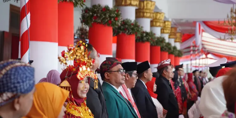 Ketua DPW LDII Jawa Timur, Moch Amrodji Konawi mengikuti upacara peringatan Hari Ulang Tahun (HUT) ke-81 Republik Indonesia. Foto: LINES