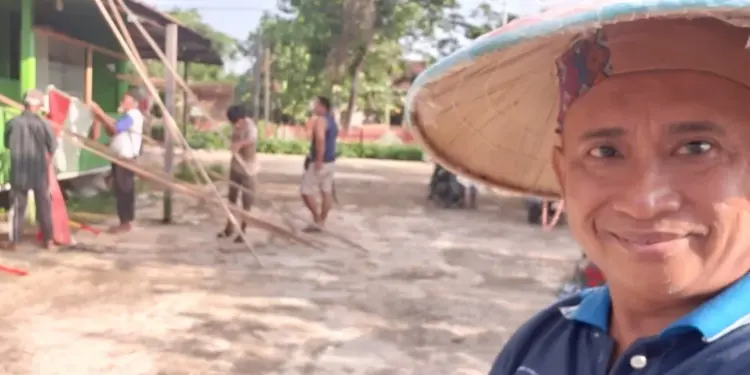 LDII Kabupaten Malinau dan masyarakat sekitar menggelar kerja bakti membersihkan lingkungan jelang HUT ke-81 Kemerdekaan Republik Indonesia. Foto: LINES