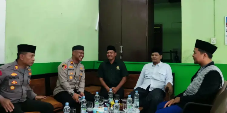 Kapolsek Bekasi Barat AKP Wahyudi, silaturahim ke Masjid Assyuhada, Jakasampurna, Bekasi Barat. Foto: LINES