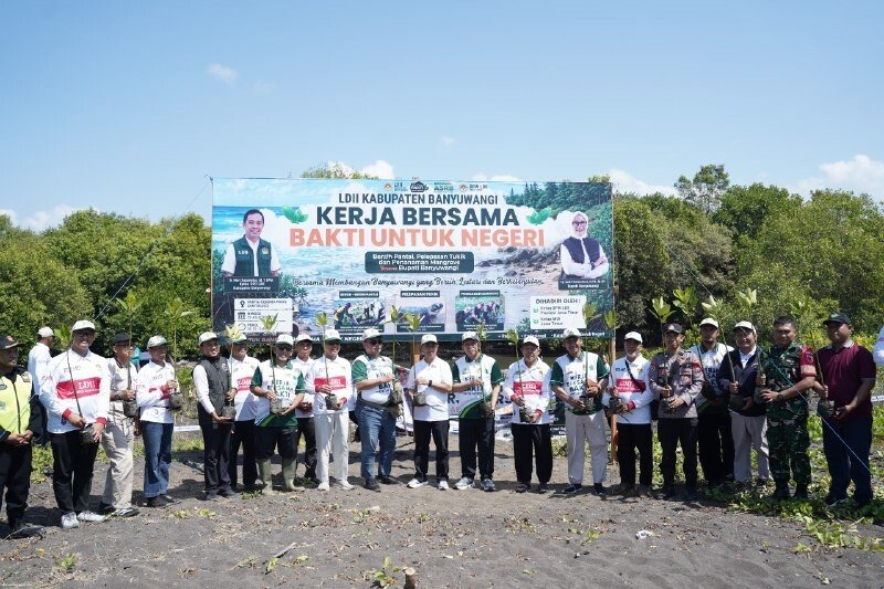 Aksi pelestarian lingkungan di Pantai Cemara, Banyuwangi yang digelar DPW LDII Jawa Timur bersama Pemerintah Kabupaten Banyuwangi, pada Minggu (23/8/2026). Foto: LINES