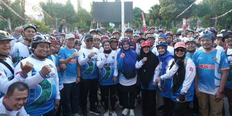 Sekitar 1.400 pesepeda dari berbagai daerah di Indonesia berkumpul di kota Kediri untuk mengikuti Jambore Nasional (Jamnas) ke-2 Mbahman Gowes Sejagat (MGS). Foto: LINES