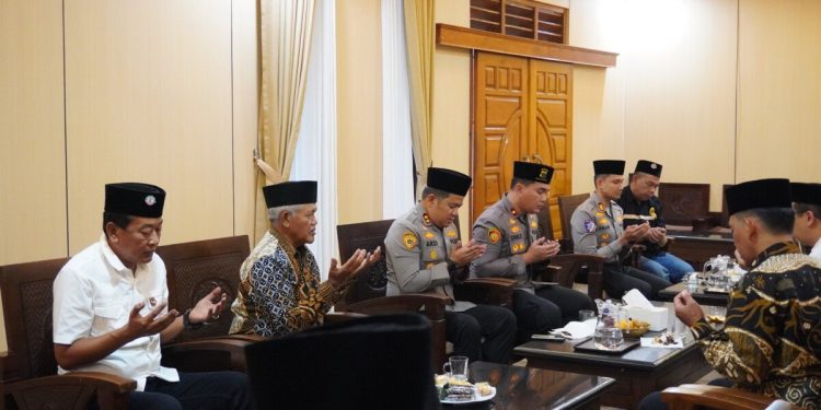 Kepala Kepolisian Resor (Kapolres) Jombang, AKBP Ardi Kurniawan silaturahmi ke Pondok Pesantren (Ponpes) Gadingmangu, Kecamatan Perak, Kabupaten Jombang, Jawa Timur. Foto: LINES