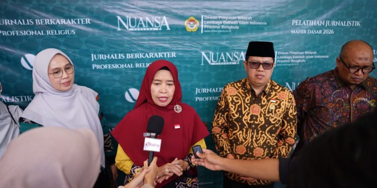 Kepala Dinas Komunikasi, Informatika dan Statistik (Diskominfotik) Provinsi Bengkulu, Nelly Allesa membuka pelatihan jurnalistik. Foto: LINES.