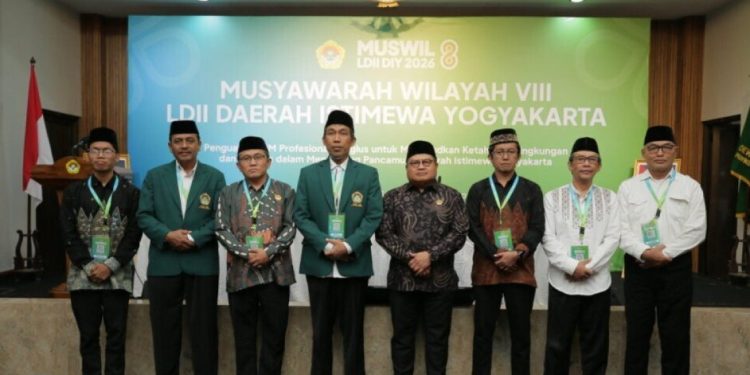 Foto Bersama Pengurus DPW LDII DIY dan DPP LDII pada kepengurusan baru Muswil VIII LDII DIY. Foto: LINES.