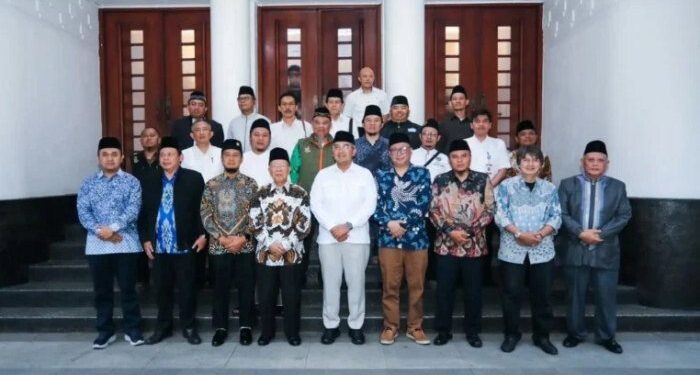 Forum dialog yang digelar Wali Kota Bandung Muhamad Farhan bersama sejumlah pimpinan ormas Islam. Foto: LINES.