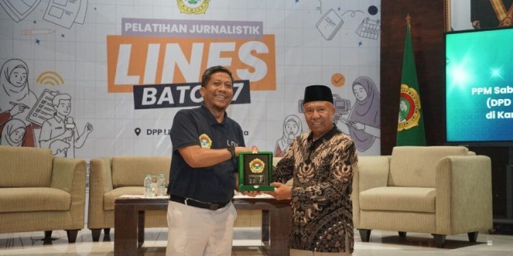 Ketua DPP LDII Ruly Bernaputra foto bersama Ketua DPD LDII Kota Magelang Teguh Sarwono. Foto: LINES.