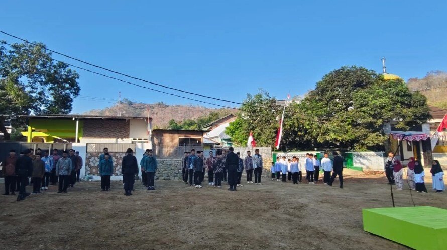 Pondok Pesantren (Ponpes) Al Azis naungan DPD LDII Kota Bima menggelar upacara peringatan Hari Ulang Tahun RI. Foto: LINES.
