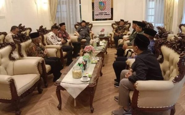 DPD LDII Kabupaten Jombang beraudiensi ke Bupati untuk koordinasi dalam mendukung pelayanan kesehatan pada Muktamar Ke-35 NU. Foto: LINES
