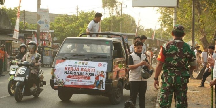 Santri dan siswa SMP-SMA Al Amaanah turut kerja bakti bersama momen HUT RI. Foto: LINES.