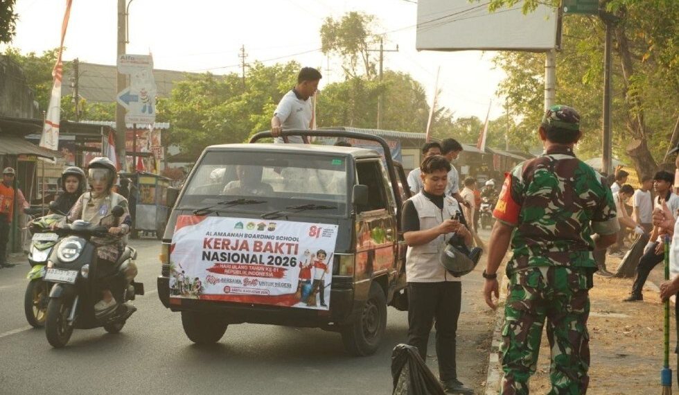 Santri dan siswa SMP-SMA Al Amaanah turut kerja bakti bersama momen HUT RI. Foto: LINES.