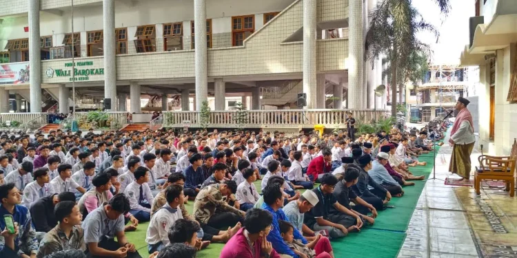 ondok Pesantren (Ponpes) Wali Barokah Kota Kediri menggelar salat Istisqa’ di halaman Ponpes Wali Barokah, Kota Kediri, Jawa Timur. Foto: LINES