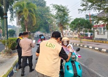 Antisipasi Asap Karhutla, LDII Kobar Bagikan 1.000 Masker pada Warga