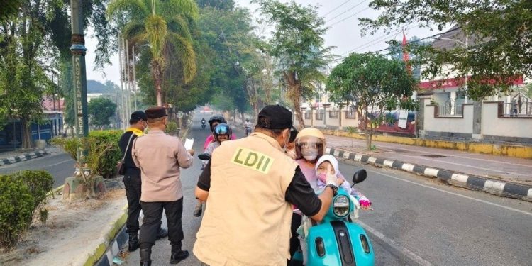 DPD LDII Kotawaringin Barat (Kobar) membagikan bantuan masker untuk warga. Foto: LINES.