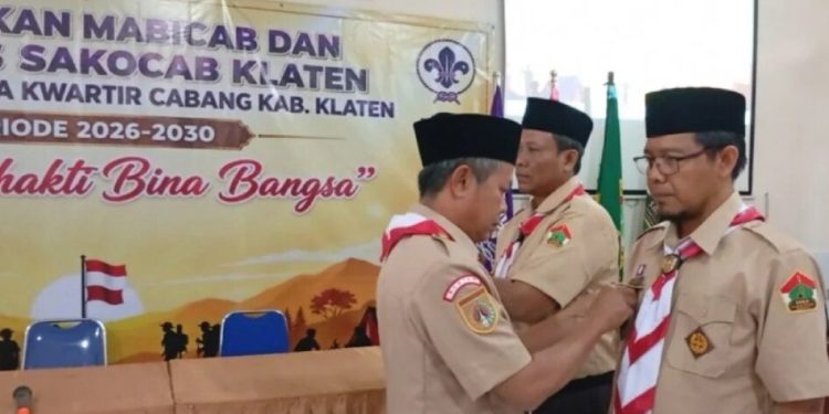 Ketua Kwarcab Gerakan Pramuka Klaten mengukuhkan Majelis Pembimbing dan Pimpinan Sako SPN Kwarcab Klaten. Foto: LINES.
