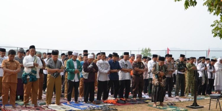 Warga LDII Kabupaten Sumedang bersama Forum Koordinasi Pimpinan Daerah salat istisqa. Foto: LINES.