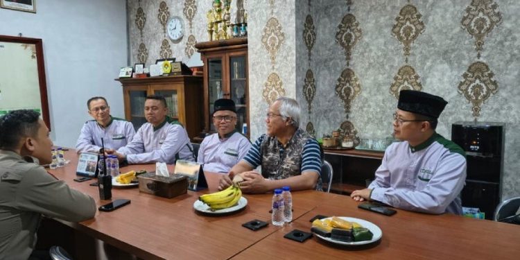 Kompol Firdaus Darman Syukur Iskandarsyah yang baru menjabat sebagai Kapolsek Sukajadi, silaturahim dengan jajaran pengurus DPD LDII Kota Bandung. Foto: LINES.