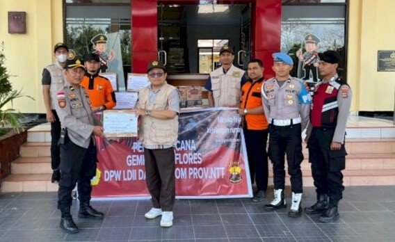Simbolis Penyerahan Bantuan Korban Gempa Flores di Polresta Kupang. Foto: LINES.