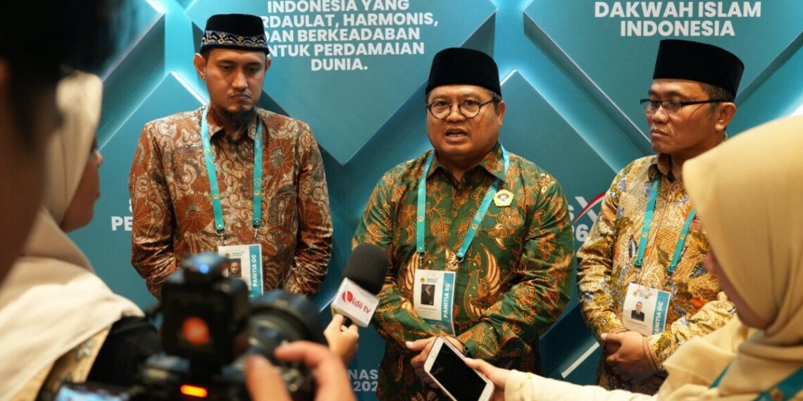 Ketua Umum DPP LDII Dody Taufiq Wijaya menyampaikan ucapan selamat pada Pengurus Besar Nahdlatul Ulama (PBNU) atas terselenggaranya Muktamar ke-35 Nahdlatul Ulama (NU). Foto: LINES