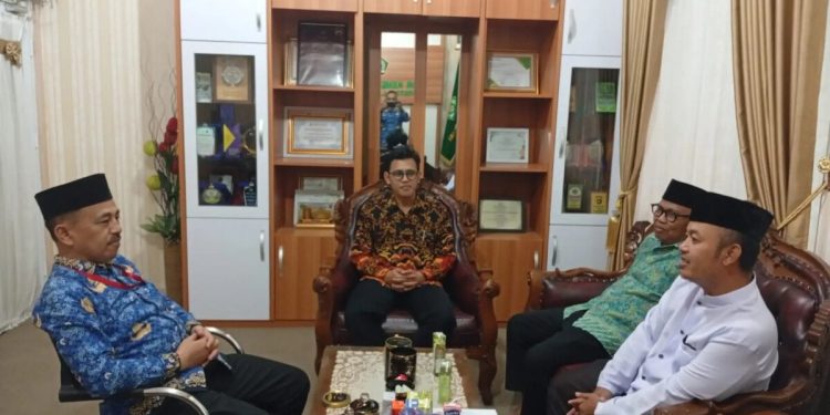 DPD LDII Lampung Tengah silaturahim dengan Kepala Kantor Kemenag Lampung Tengah, Maryan Hasan. Foto: LINES