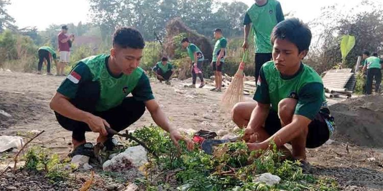 Sekitar 50 pemuda LDII Lamongan menggelar kerja bakti di Kompleks Gedung DPD LDII Lamongan, Jawa Timur. Foto: LINES