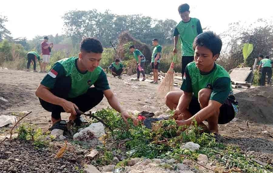 Sekitar 50 pemuda LDII Lamongan menggelar kerja bakti di Kompleks Gedung DPD LDII Lamongan, Jawa Timur. Foto: LINES