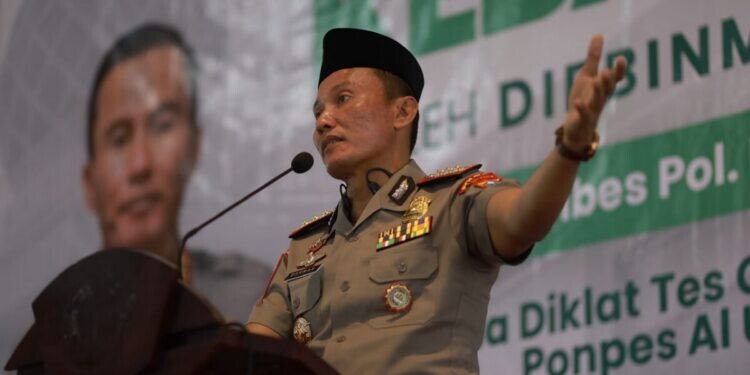Polda Jatim mengajak santri Al Ubaidah untuk menyaring informasi untuk menjaga persatuan bangsa di era derasnya arus informasi. Foto: LINES