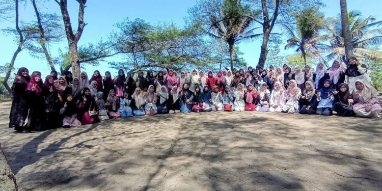 DPD LDII Kabupaten Kebumen membekali remaja putri dengan pengetahuan tentang kebersihan diri. Foto: LINES