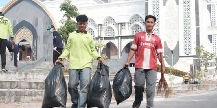 DPD LDII Kota Palangka Raya berkolaborasi dengan Dinas Lingkungan Hidup (DLH) Kota Palangka Raya menggelar Kerja Bakti Nasional. Foto: LINES