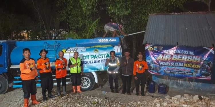 DPD LDII Kabupaten Pacitan menyalurkan bantuan air bersih untuk membantu warga terdampak kemarau. Foto: LINES