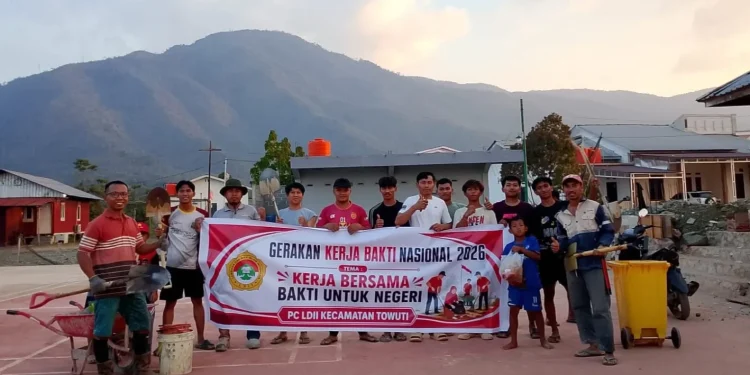 PC LDII Kecamatan Towuti memperkuat gotong royong dan kepedulian lingkungan melalui kerja bakti di sekitar Masjid Baiturrahman, Kecamatan Towuti, Kabupaten Luwu Timur, Sulawesi Selatan. Foto: LINES