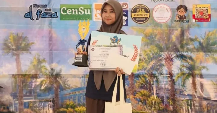Santri Pondok Pesantren (Ponpes) Gadingmangu, Azka Dela Yuniar berhasil meraih Juara 3 dalam kategori Master Newscasting pada ajang National English Competition VIBE 2026. Foto: LINES