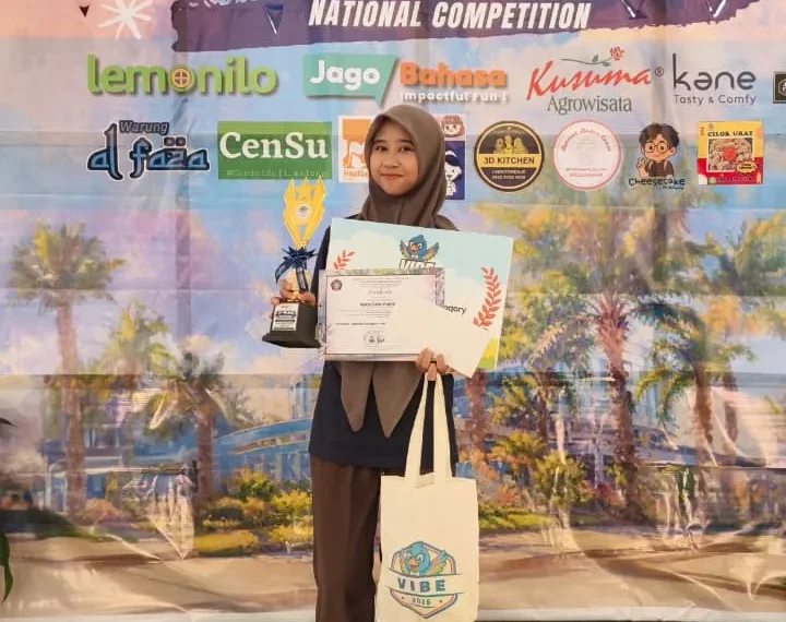 Santri Pondok Pesantren (Ponpes) Gadingmangu, Azka Dela Yuniar berhasil meraih Juara 3 dalam kategori Master Newscasting pada ajang National English Competition VIBE 2026. Foto: LINES