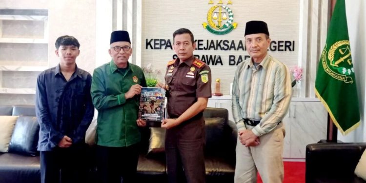 DPD LDII Kabupaten Sumbawa Barat (KSB) memperkuat sinergi dengan Kejaksaan Negeri Sumbawa Barat, dalam meningkatkan kesadaran hukum dan wawasan kebangsaan masyarakat. Foto: LINES