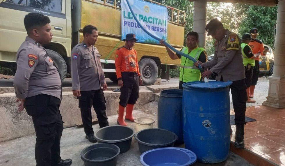 PC LDII Kecamatan Kebonagung menyalurkan bantuan air bersih kepada warga Dusun Wati, Desa Gawang, Pacitan. Foto: LINES.