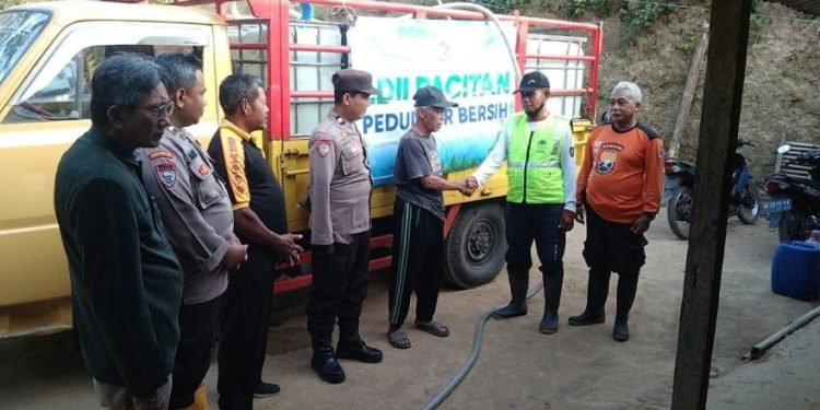Warga PC LDII Tulakan bersama Senkom dan Polsek membantu salurkan air bersih untuk warga Losari, Pacitan. Foto: LINES.