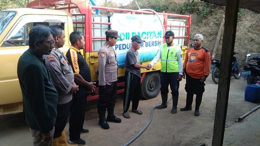 Warga PC LDII Tulakan bersama Senkom dan Polsek membantu salurkan air bersih untuk warga Losari, Pacitan. Foto: LINES.