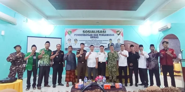 Ketua DPD LDII Bengkulu Tengah, Uhman Permana Syidik didampingi wakil sekretaris, Siswadi, menghadiri undangan Sosialisasi Pemberdayaan dan Pengawasan Ormas. Foto: LINES