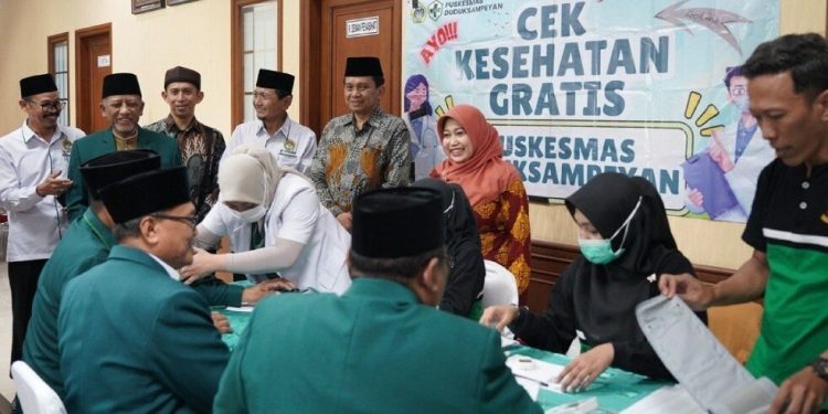 LDII dan Dinkes Jatim menggelar cek kesehatan gratis. Foto: LINES.