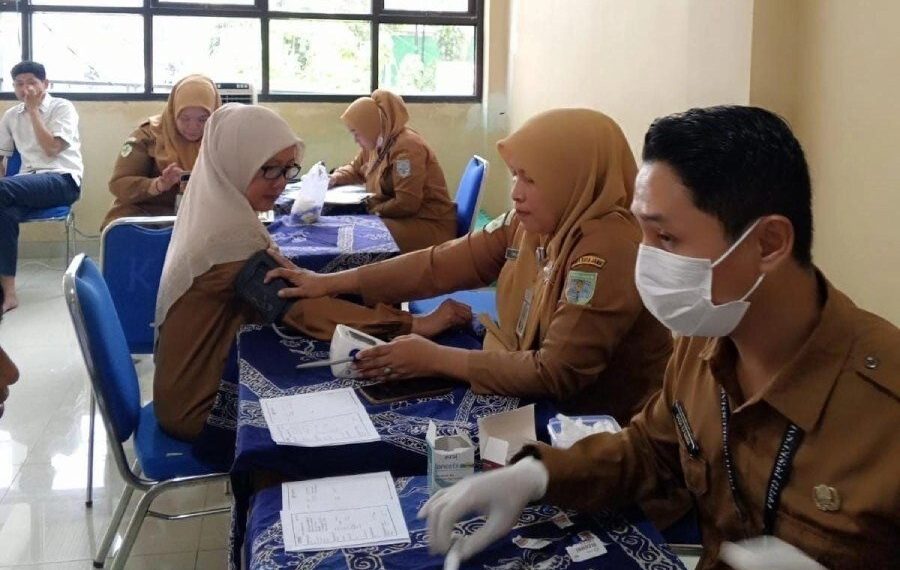 Puskesmas Pakuan Baru menghelat Cek Kesehatan Gratis (CKG) di SMP Tri Sukses, naungan DPD LDII Kota Jambi. Foto: LINES.