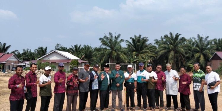 Foto bersama para pengurus DPW LDII Kaltim dan DPD LDII Paser saat pengukuran arah kiblat. Foto: LINES.