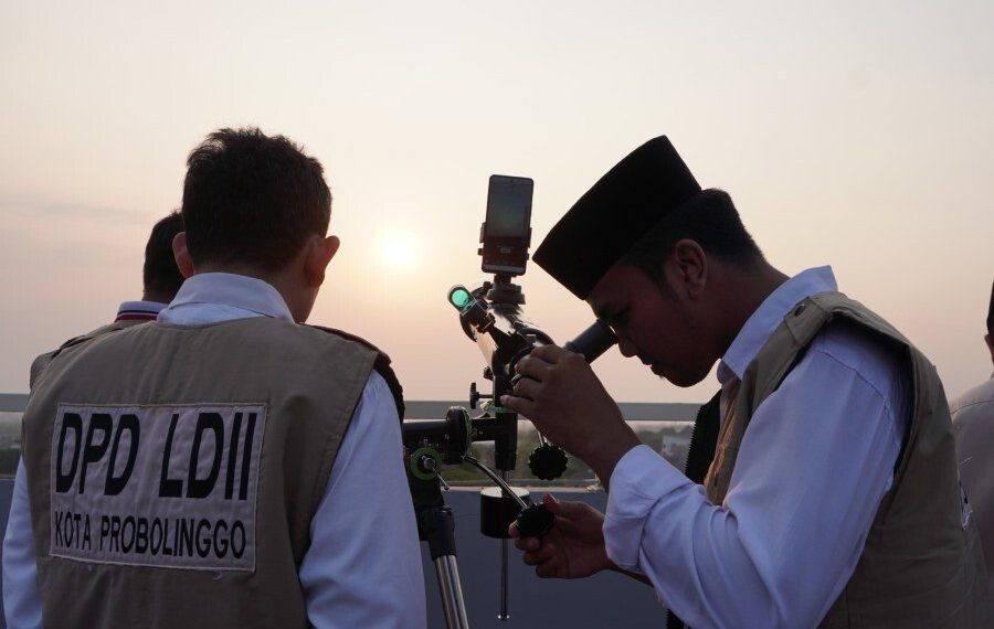 Diklat Rukyatul Hilal ke 4 LDII Jatim di Ponpes Baitul Makmur, Gresik, Jawa Timur. Acara itu dihelat pada Minggu (11/10/2026) yang diikuti sekitar 100 peserta.
Foto: LINES.