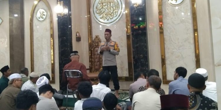 Kapolsek Tanggul, AKP Fathur, mengajak masyarakat meningkatkan kepedulian terhadap keamanan lingkungan dan menjaga kerukunan. Foto: LINES