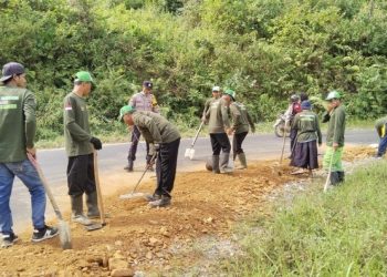 Polsek Landono, LDII, dan Warga Gotong Royong Perbaiki Bahu Jalan Kawasan Gunung Merah