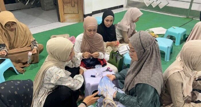 PAC LDII Bangkok mengajarkan keterampilan menjahit pada remaja putri. Foto: LINES.