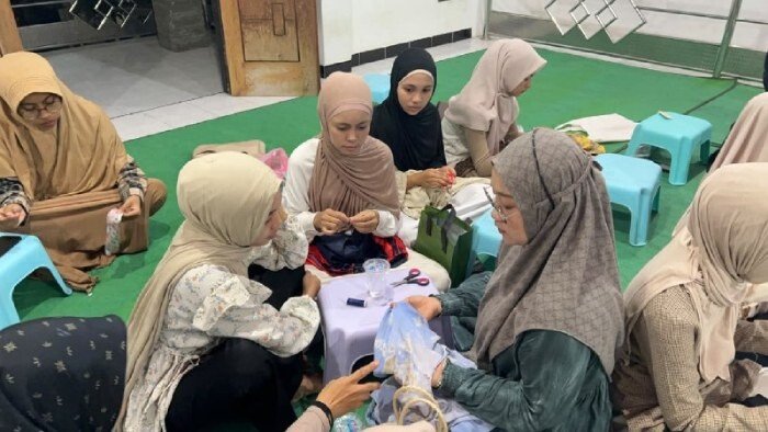 LDII Bangkok Bekali Generus Putri Keterampilan Menjahit untuk Bangun Kemandirian