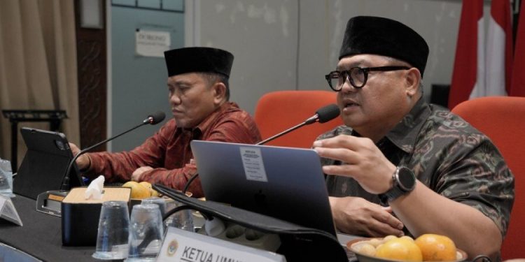 Ketua DPP LDII Dody Taufiq Wijaya dan Sekretaris Umum Tri Gunawan Hadi saat konsolidasi organisasi. Acara itu digelar hybrid pada Sabtu (17/10) kemarin. Foto: LINES.